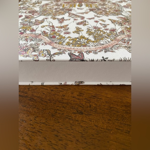 Christian Dior Around the World gift box with magnetic closure flap - Picture 4 of 15